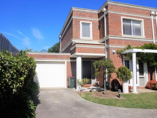 Private townhouse in the heart of Geelong