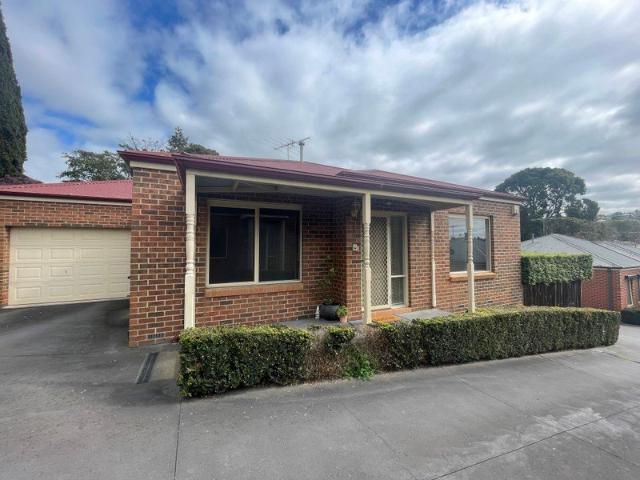 Private townhouse in secure Barrabool Mews