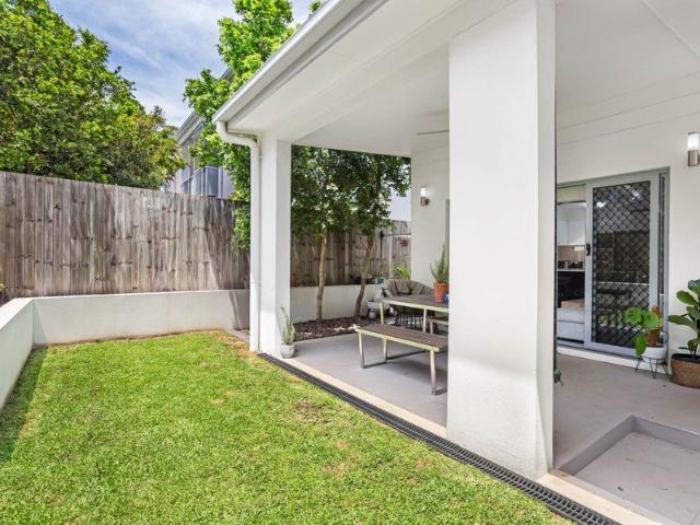 Private townhouse living + Morningside favourites close by
