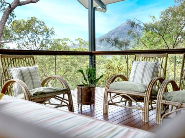 Private Treetop Escape Backing onto National Park