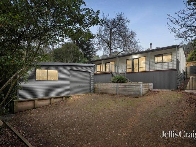 Private treetop living with everyday convenience in the heart of Mount Evelyn