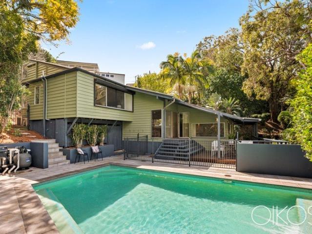 PRIVATE TRI LEVEL HAVEN IN LEAFY BARDON SETTING