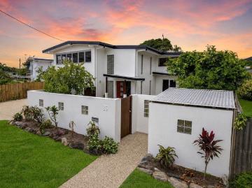Private Tropical Escape with Granny Flat Walk to Palm Cove Beach