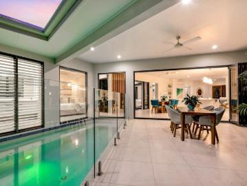 Private tropical retreat, walk to the beach