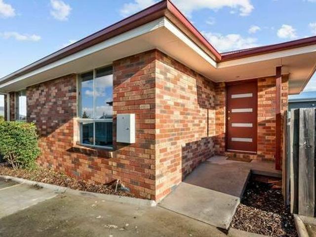 Private unit with own easy maintenance yard