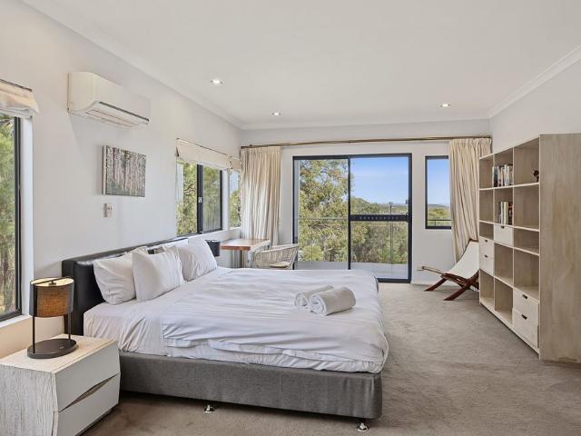 PRIVATE YALLINGUP RETREAT PANORAMIC OCEAN VIEWS & TENNIS COURT