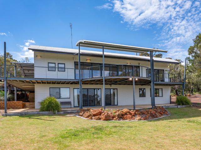 PRIVATE YALLINGUP RETREAT PANORAMIC OCEAN VIEWS & TENNIS COURT