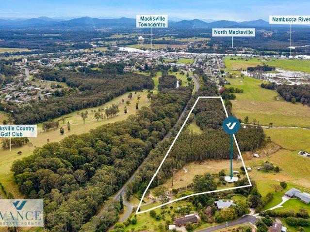 Private 13 Acre Farmhouse Retreat Minutes from Town and Coast