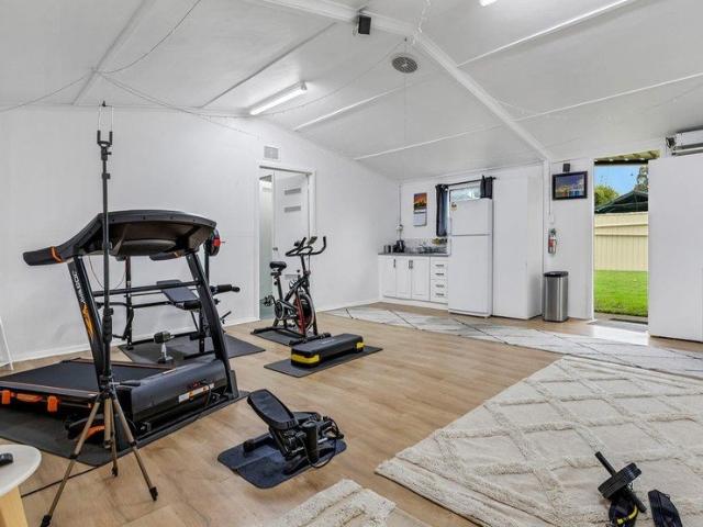 PRIVATE 1 BEDROOM GRANNY FLAT WITH SEPARATE DRIVEWAY