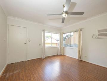 Private 1 Bedroom Studio in Prime Kingswood Location