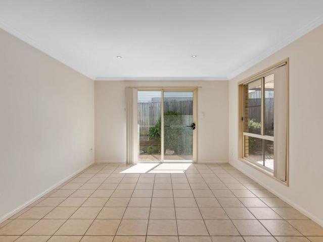 Private 3 Bedroom Unit in Sought After Centenary Heights Location!