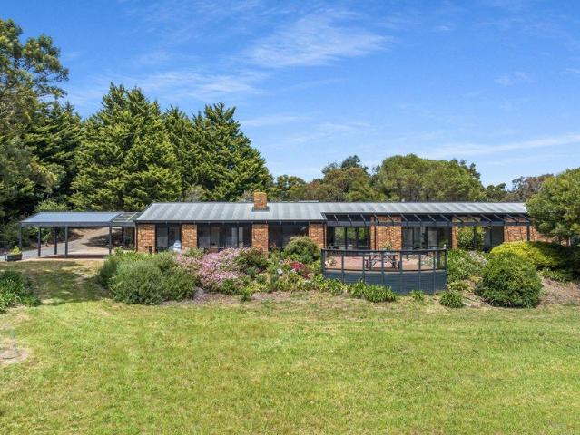 PRIVATE 5 ACRE BEACHSIDE RETREAT WITH BAY & CITY VIEWS