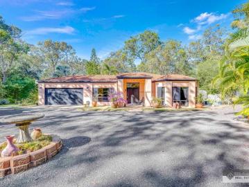 Private 5 Acre Oasis Just Minutes from Moore Park Beach