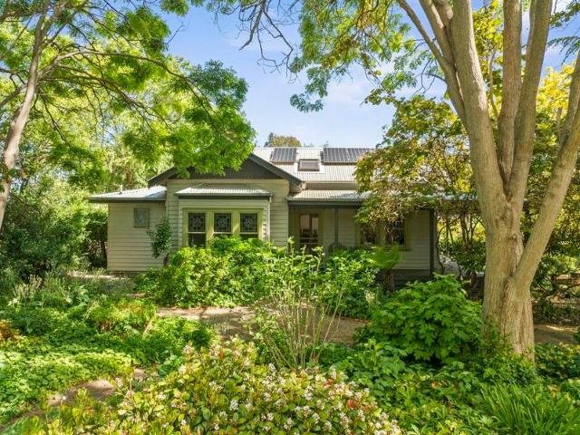Private 6 acre oasis a short stroll from High Street!