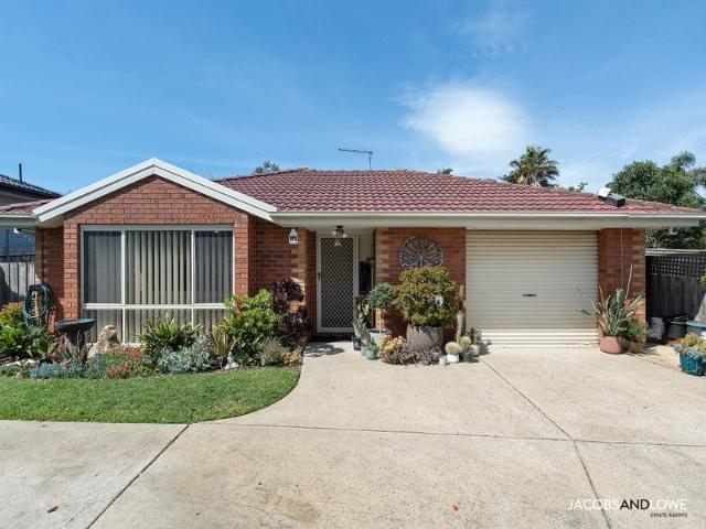 Privately Positioned Living in a Convenient Mornington Location