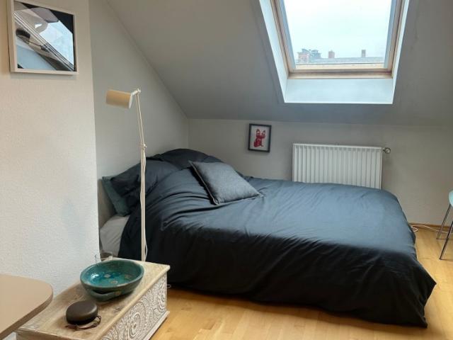 Privates Zimmer in einem hellen modernen DG, WLAN, WM, GS, Terrasse
