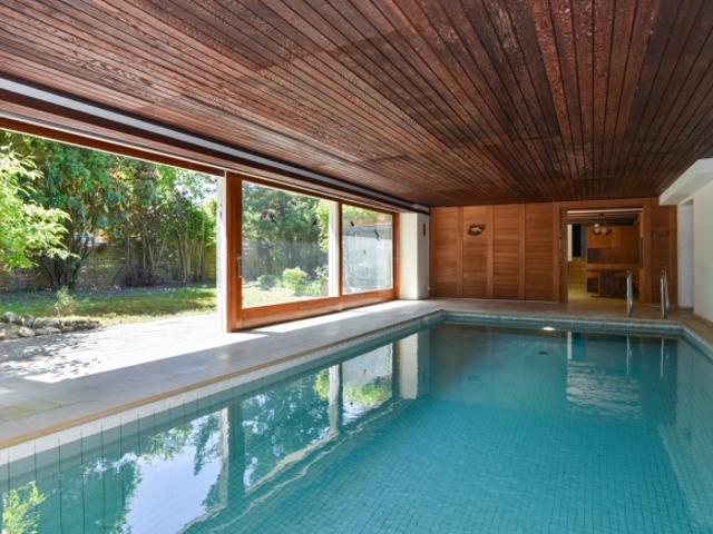 Privates Hallenbad inklusive – Wohnen der besonderen Art