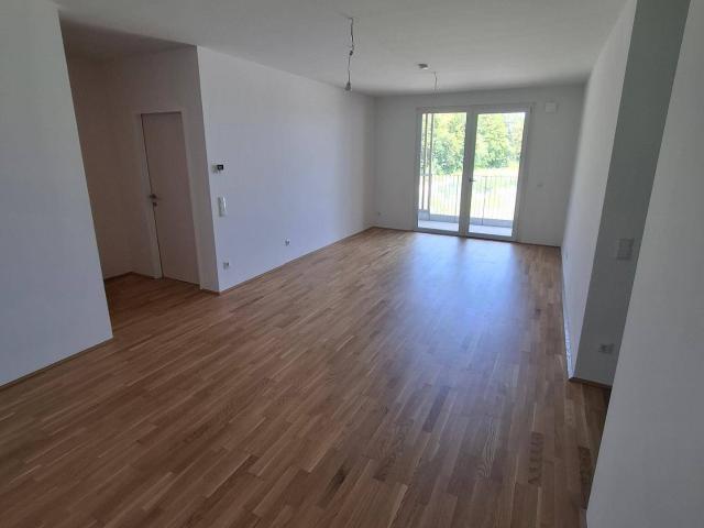 Privater 3 Zimmer Erstbezug mit 17,7m² Balkon, Küche & Tiefgarage – Stadt trifft Natur