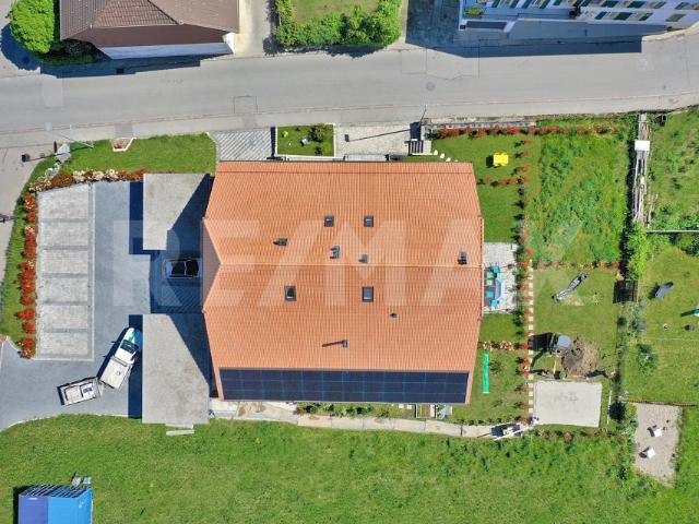 Privater Zugang per Aufzug  Oberes Stockwerk  4,5 Pence 135 m²  Garten 103 m² in Vallamand