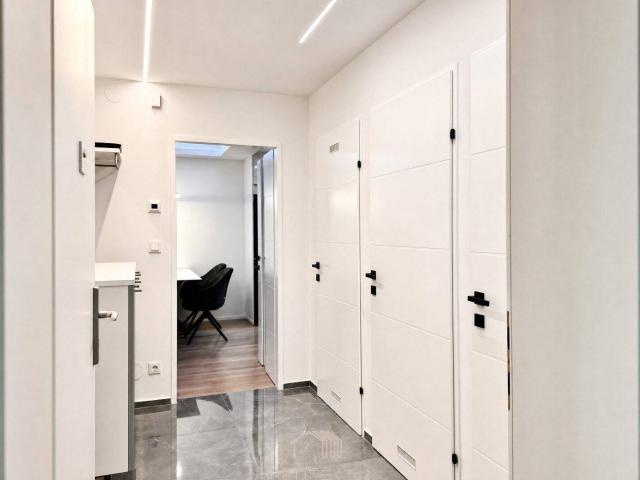 PRIVATER GARTEN: Moderne 2 Zimmer Wohung mit überdachter Terrasse & Tiefgarage