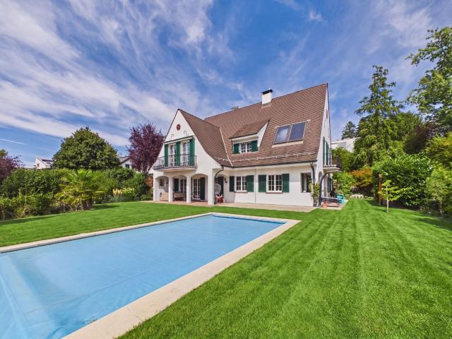 Privater Pool und traumhafte Naturkulisse: 235 m² Wohnfläche, Garagenplätze und rasche Nähe zu Basel