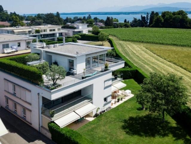 Privathaus mit großer Terrasse mit Blick auf den See