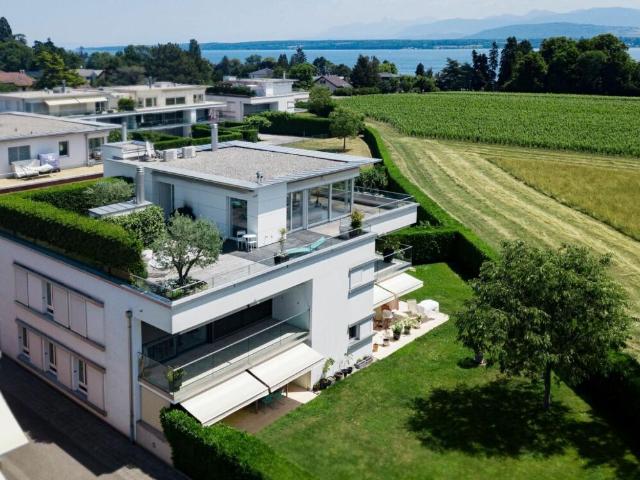 Privathaus mit großer Terrasse mit Blick auf den See