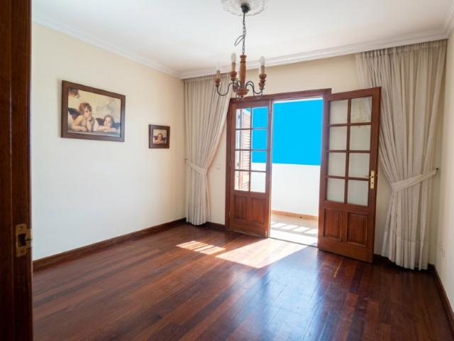 Privilegio y Vistas al Mar: Exclusivo Chalet Pareado con Gran Garaje en Radazul