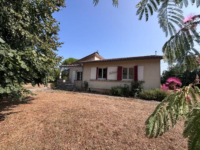 Prix Baisse Spacieuse maison de trois chambres avec chalet. 125m² Villefagnan