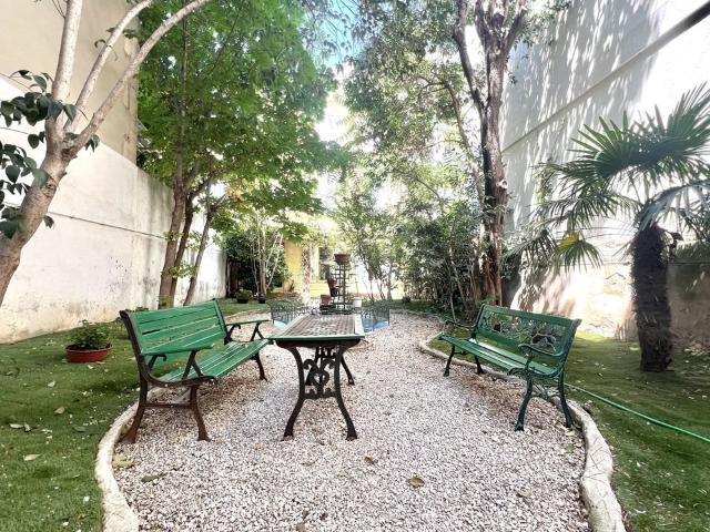 Prix réactualisé ! Un bien rare au charme authentique, idéal. 178m² Marseille 4ème