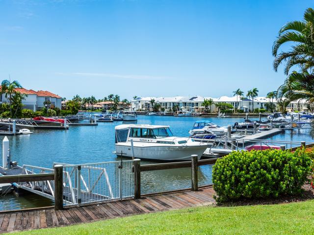 Prized Ground Floor Garden Apartment Private & Tranquil Marina Berth