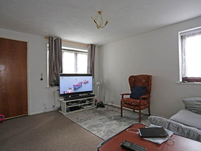 Price £2,000 pcm Let