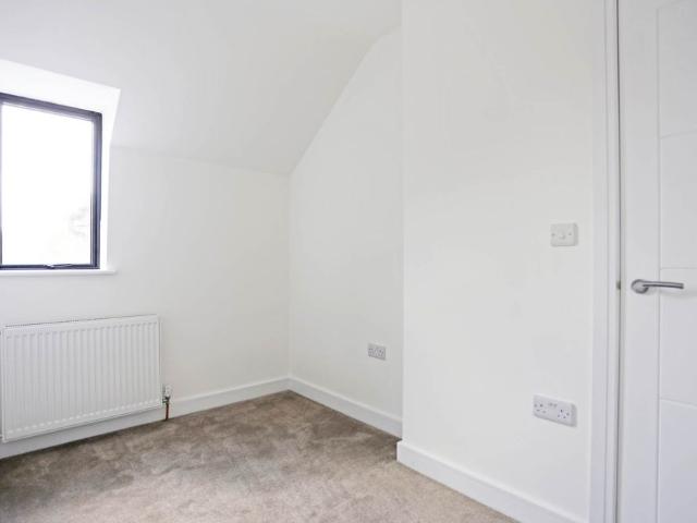 Price £2,400 pcm Let