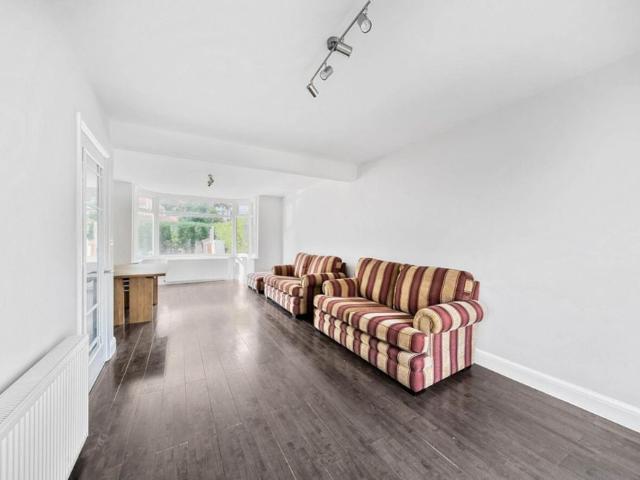 Price £2,800 pcm Available 01/09/2026 Unfurnished