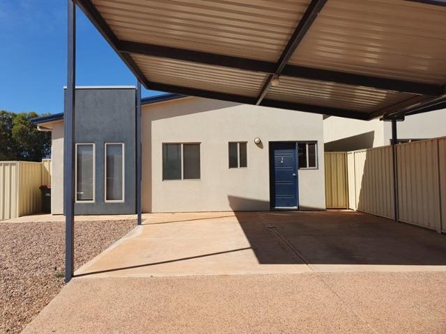 Price Reduction* 3 Bedroom, 3 Bathroom, Low Maintenance Garden. Close to Schools, Shops and Medical Centre