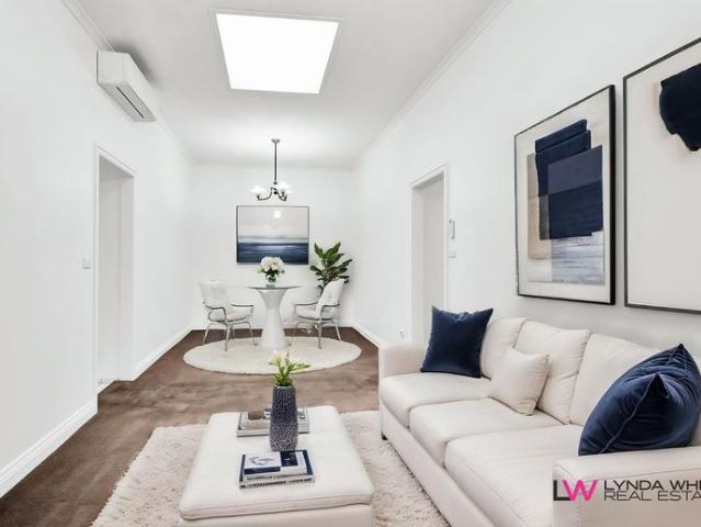PRICE SIGNIFICANTLY REDUCED! Classic Comfort in the Heart of Port Melbourne!