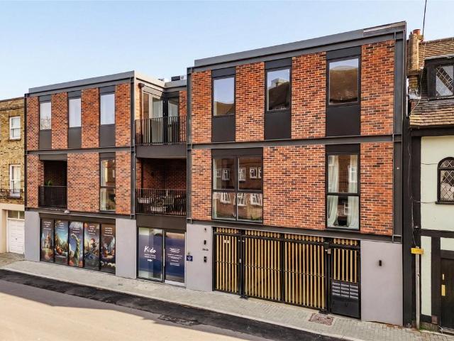 Priests Bridge, East Sheen, London, SW14 2 bed apartment to rent £2,750 pcm £635 pw