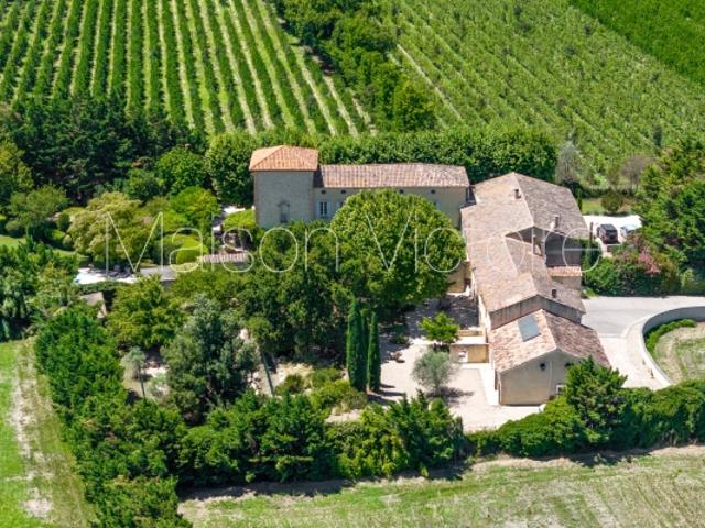 Prieuré historique avec mas provençal attenant et piscines