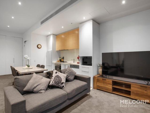 Prima luxury and elegance with extra high ceilings