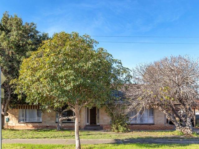 Prime 707 sqm approx 22 sqm approx frontage in the west. Renovate or develop STCC