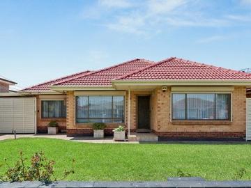 Family Living on a Rare 760sqm Allotment with Pool