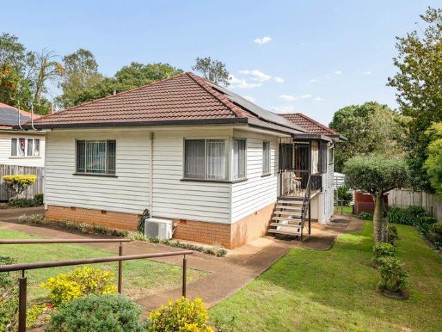 Prime 830m² Post War in Tarragindi's Favourite Pocket