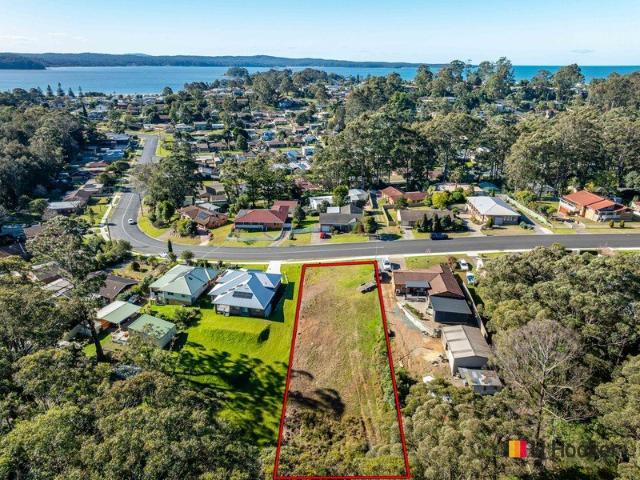 Prime 1,197sqm block DA approved House Plans. Walk to Beach and Local Shops !