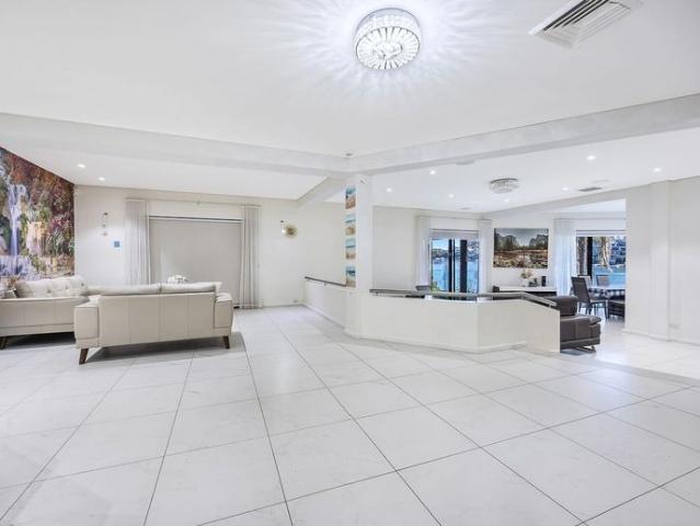 PRIME WATERFRONT RESIDENCE