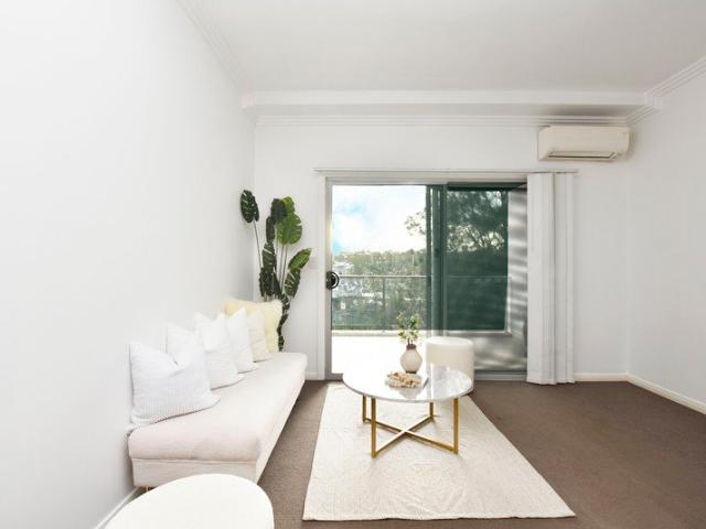 Prime Wentworthville Living Bright 2 Bed Apartment Near All Amenities
