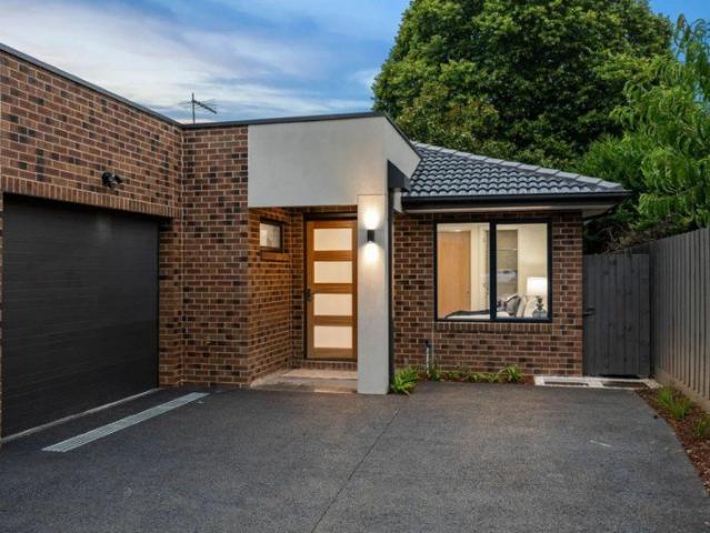 Prime Bayswater 3 Bedroom Townhouse Ideal for Living or Investment No OC management fee
