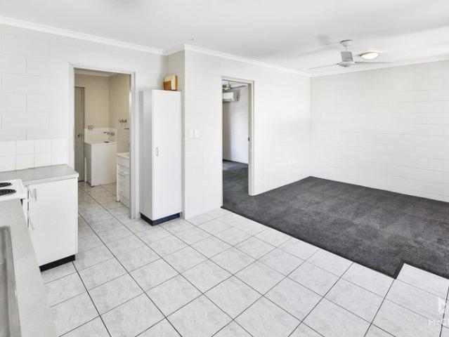 PRIME BEACH LOCATION $385PW