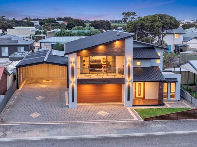 Prime Beachfront Living overlooking the Ocean & Edithburgh Bay * Country Living * Entertainers Delight