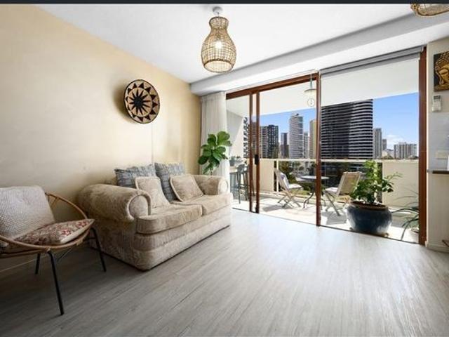 PRIME BROADBEACH POSITION CLOSE TO BEACH, DINING & LIGHT RAIL FURNISHED