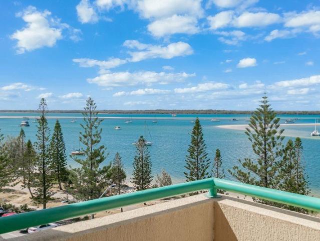 Prime Broadwater Position with Exceptional Lifestyle Appeal